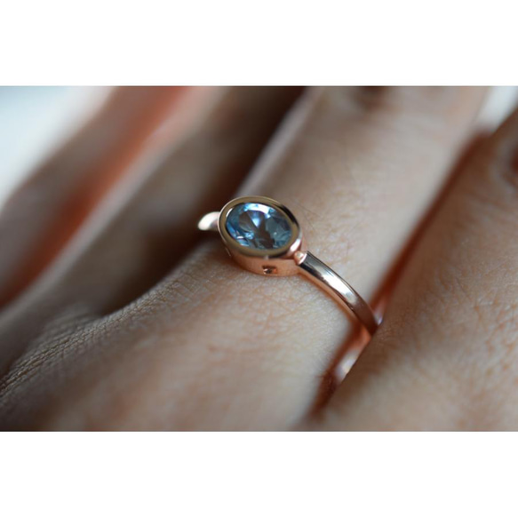 RG02 宝石質 天然 トパーズ 浅青 水色 リング 覆輪留め 指輪 ピンクゴールド フリーサイズ 金属アレルギー対応 5枚目の画像