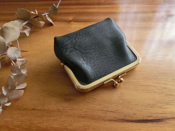 真鍮製がま口のヌメ革財布（ブラック） 1枚目の画像