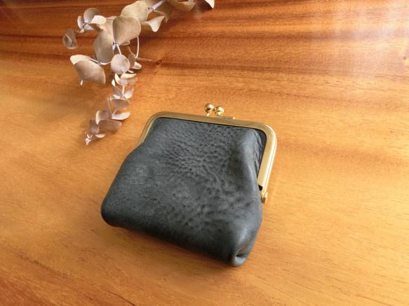 真鍮製がま口のヌメ革財布（ブラック） 2枚目の画像