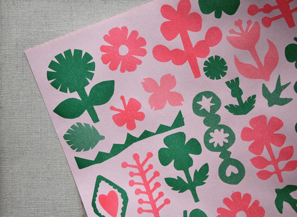 ＊複数ご注文で1枚サービス！＊A3ラッピングペーパー4枚　緑とピンクのお花 1枚目の画像
