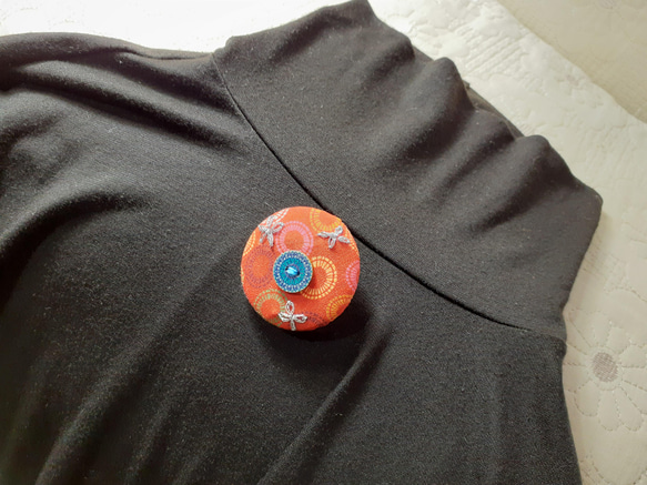 刺繡入りのくるみボタンのブローチです。(星) 5枚目の画像