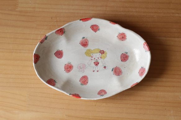 粉紅色 mofumofuwanko 的褶邊盤子。 第4張的照片