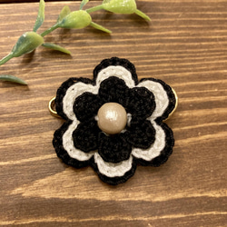 flower crochet ストールピンのブローチ　monotone カラーB 《ブローチピンに変更可》 2枚目の画像