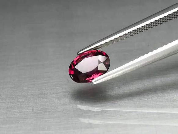 天然石 ロードライト ガーネット ルース 1.06ct 非加熱 マダガスカル産　綺麗なレッドの色味！ 2枚目の画像