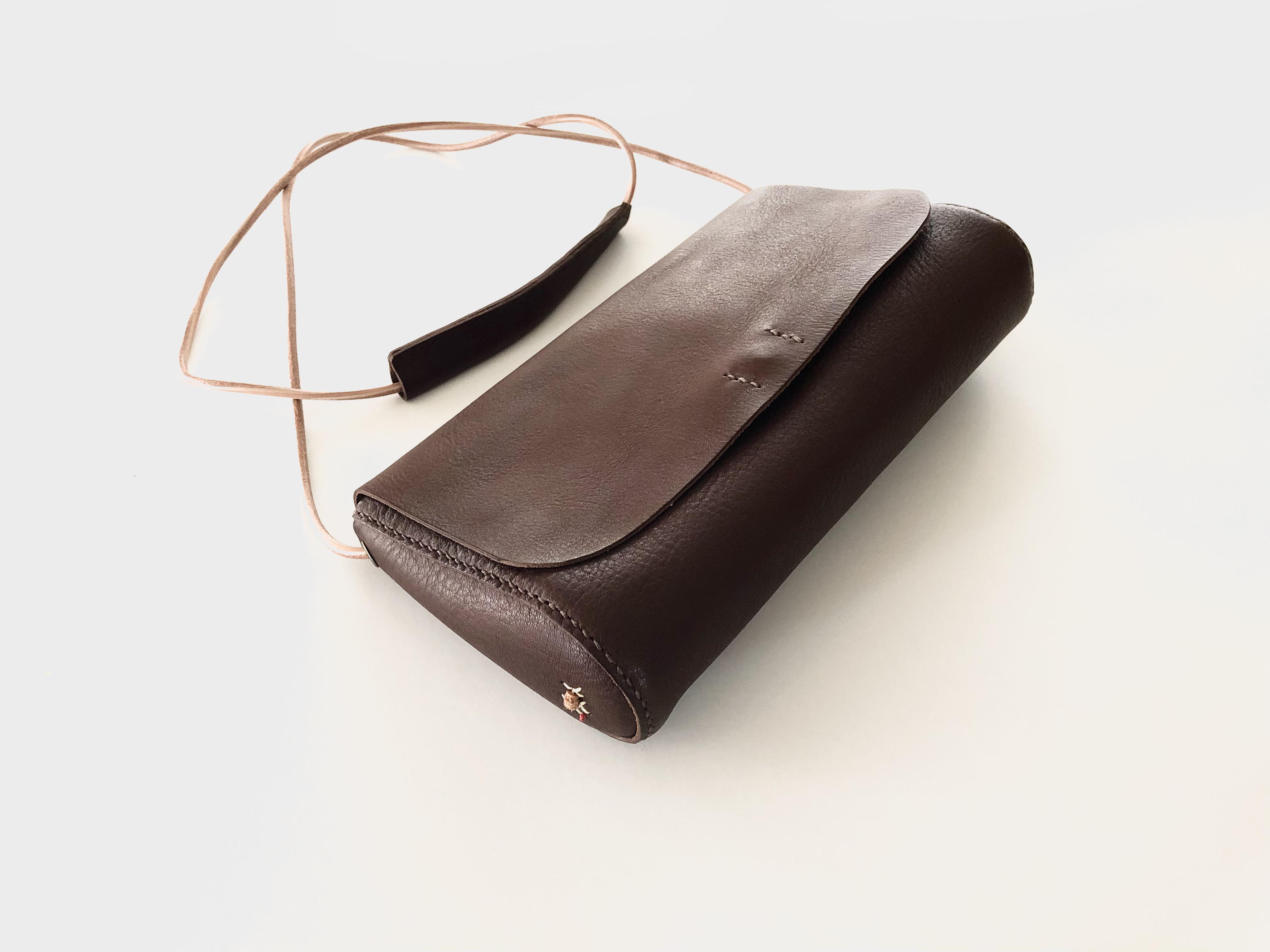 栃木レザー　本革手縫いのBODYBAG（焦げ茶）