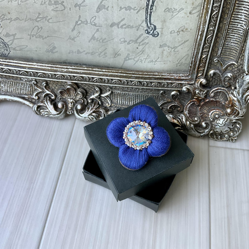 ぷっくり艶めくお花の 刺繍 ブローチ or ポニーフック ロイヤルブルー 