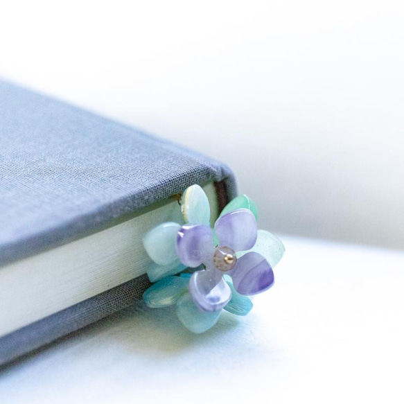 紫陽花　しおり　本に花が咲く 季節の花  栞 ブックマーク ロングチェーン 1枚目の画像