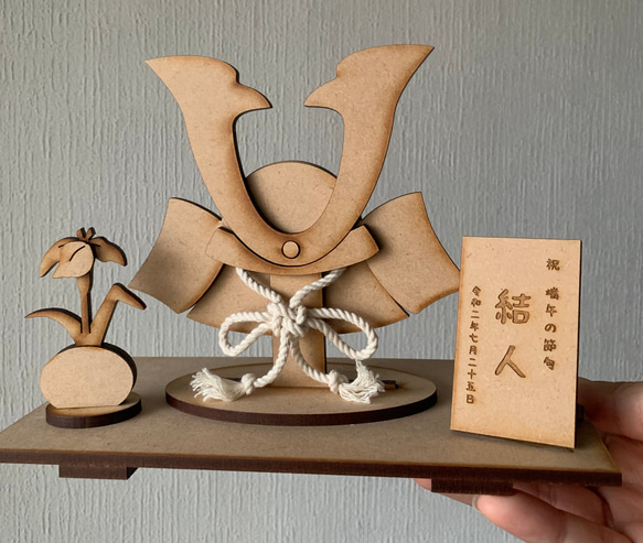 「こどもの日」五月人形　兜＋お名前札つき　端午の節句　木製置物 2枚目の画像