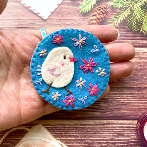 フェルト刺繍 白い鳥さんとお花のブローチ ブローチ ヨコーク 通販