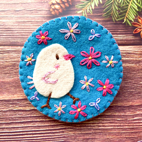 ハンドメイド フェルト作家 桜と青い鳥　ホワイト 和装ベレー帽 刺繍 fudge ripz01935_1.jpg