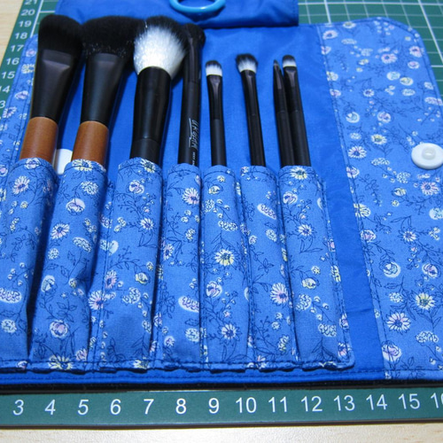 9．メイクブラシケース（7ポケット）デニム／花柄ー青 その他ケース