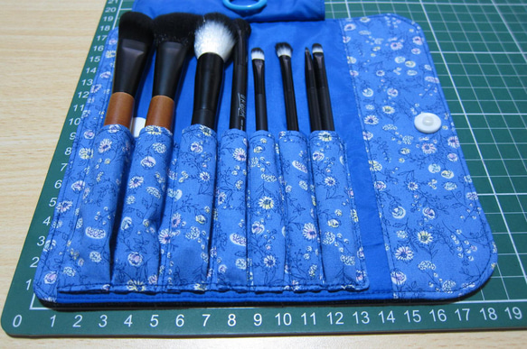 9．メイクブラシケース（７ポケット）デニム／花柄ー青 3枚目の画像