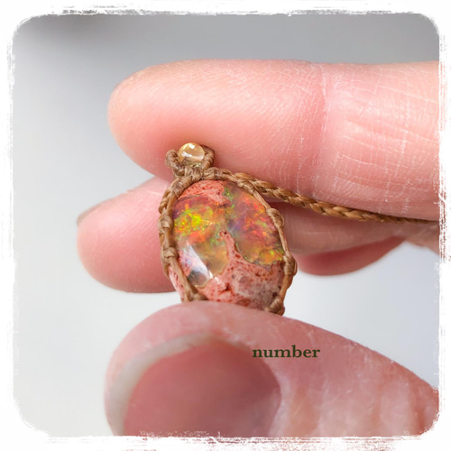 ☆美しいホログラム☆カンテラオパールのマクラメネックレス