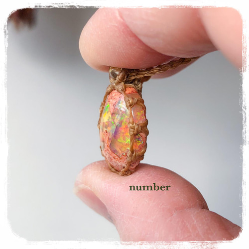 ガーネットとオパールのマクラメネックレス 大粒オパール・ガーネットのマクラメネックレス