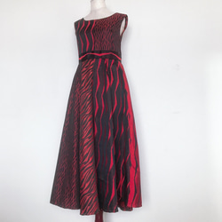 着物でパッチワークロングワンピース たっぷりフレアスカート 赤黒 M〜LL 着物リメイク 衣装 ドレス（B115） 7枚目の画像
