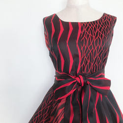 着物でパッチワークロングワンピース たっぷりフレアスカート 赤黒 M〜LL 着物リメイク 衣装 ドレス（B115） 4枚目の画像
