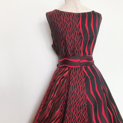 着物でパッチワークロングワンピース たっぷりフレアスカート 赤黒 M〜LL 着物リメイク 衣装 ドレス（B115） 6枚目の画像