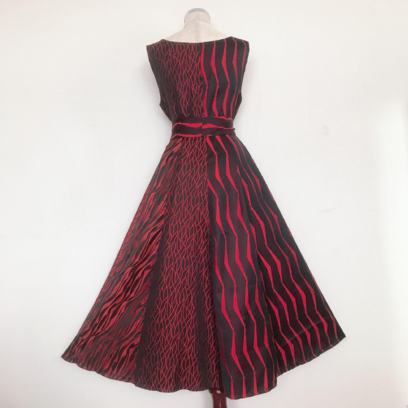 着物でパッチワークロングワンピース たっぷりフレアスカート 赤黒 M〜LL 着物リメイク 衣装 ドレス（B115） 3枚目の画像