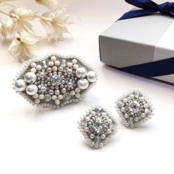 ハレの日に✴︎ビジュー×パールのビーズ刺繍のブローチ&ピアス/イヤリングのセット 1枚目の画像