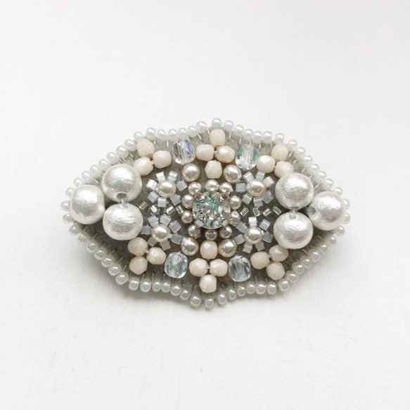 ハレの日に✴︎ビジュー×パールのビーズ刺繍のブローチ&ピアス/イヤリングのセット 2枚目の画像