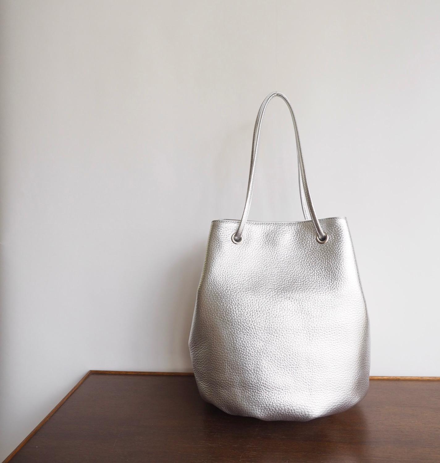 長財布が入るふっくら巾着バッグ　安心の裏地付き　牛革　シュリンクシルバー