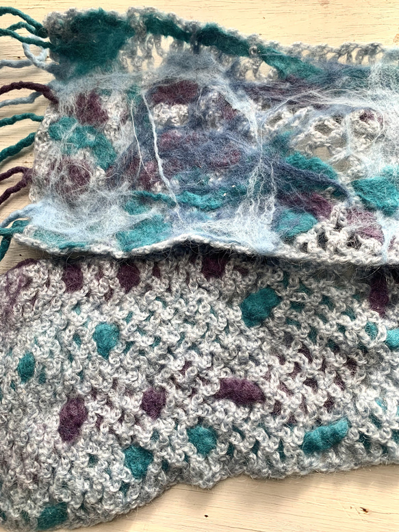 毛糸と羊毛のマーブルマフラー（ジェイド＆モーブパープル） 6枚目の画像