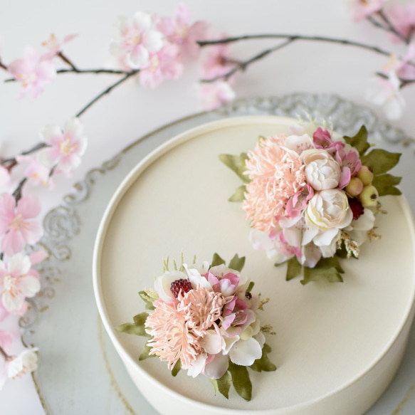 親子コーデ♪《花職人が作ったコサージュ＊》桜&ラズベリー(透明ケース付き) 1枚目の画像