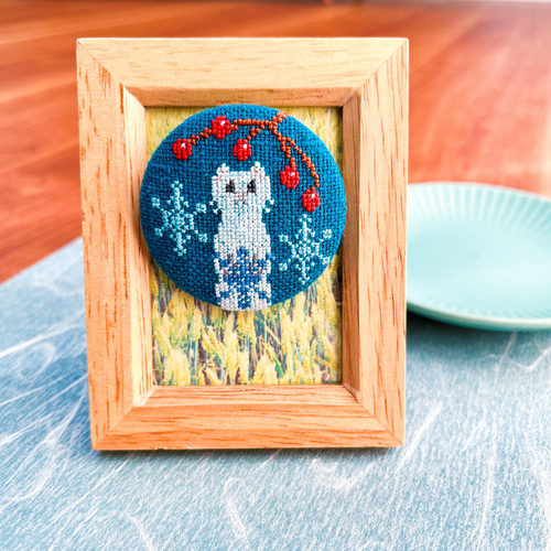 雪の妖精オコジョ 北欧刺繍くるみボタンブローチ/ヘアゴム ブローチ