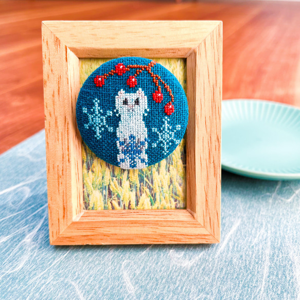 雪の妖精オコジョ 北欧刺繍くるみボタンブローチ/ヘアゴム 8枚目の画像
