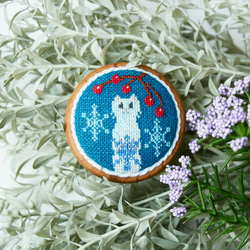雪の妖精オコジョ 北欧刺繍くるみボタンブローチ/ヘアゴム 1枚目の画像