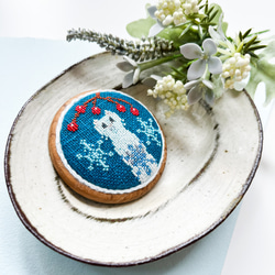 雪の妖精オコジョ 北欧刺繍くるみボタンブローチ/ヘアゴム 2枚目の画像