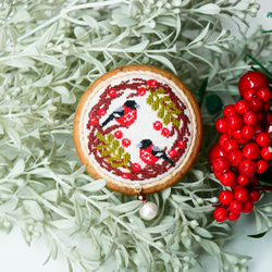 ウソ鳥のクリスマスリース -Joulu- 北欧刺繍くるみボタンブローチ/ヘアゴム 1枚目の画像