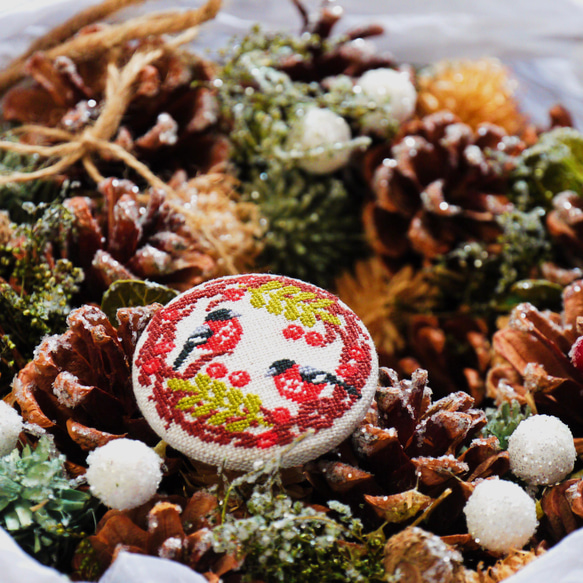 ウソ鳥のクリスマスリース -Joulu- 北欧刺繍くるみボタンブローチ/ヘアゴム 7枚目の画像