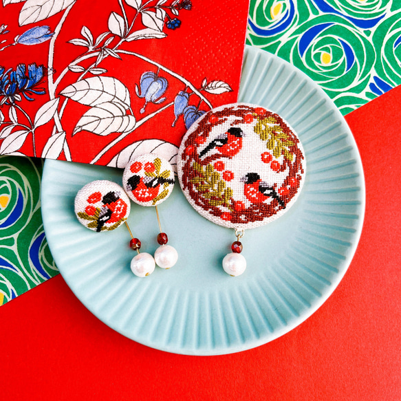 ウソ鳥のクリスマスリース -Joulu- 北欧刺繍くるみボタンブローチ/ヘアゴム 2枚目の画像