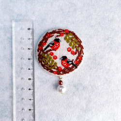 ウソ鳥のクリスマスリース -Joulu- 北欧刺繍くるみボタンブローチ/ヘアゴム 8枚目の画像
