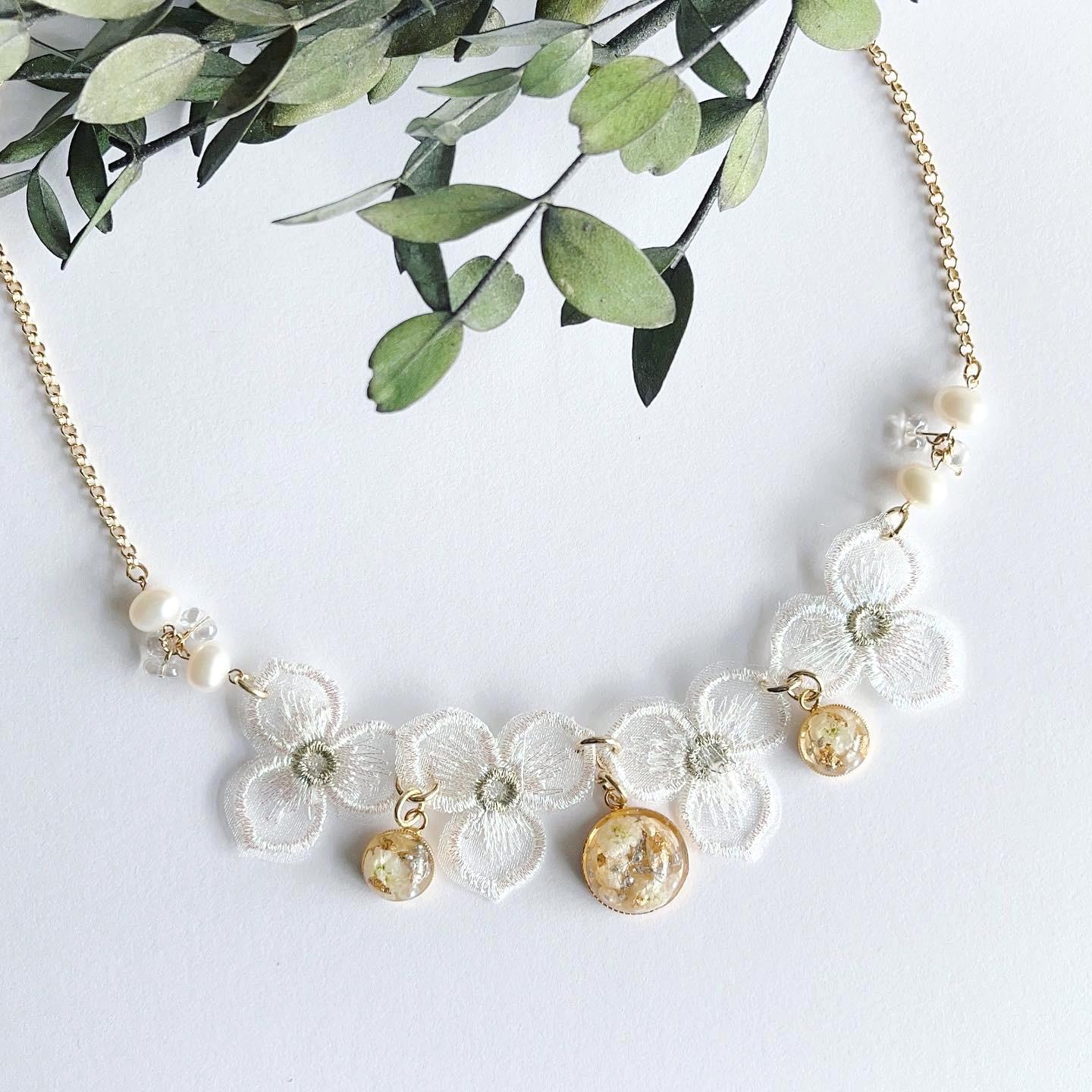 ホワイトレースフラワーと淡水パールネックレス