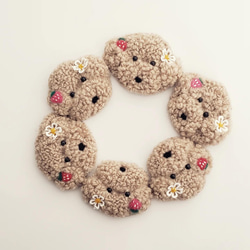 もこもこっとしたブローチたち。 1枚目の画像