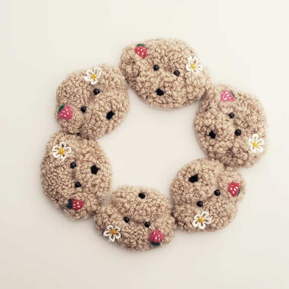 もこもこっとしたブローチたち。 1枚目の画像