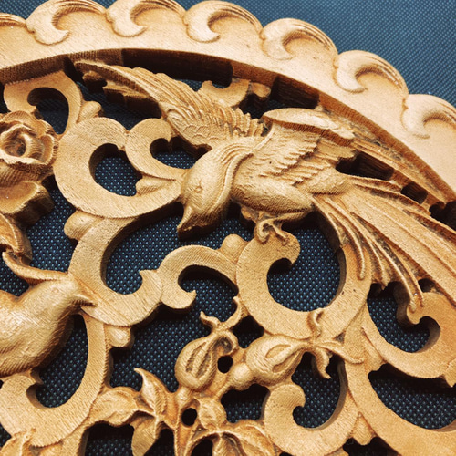 美品♦️透かし彫り装飾 高級 プレート♦️希少 ナンバー728♦️アンティーク♦️送料込 錦鶏薔薇 26.5cm（きんけい・ばら） 参次元彫刻『雅』 透かし彫 楠彫刻