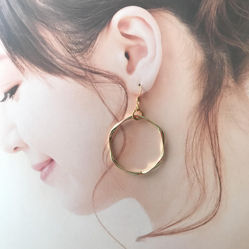 ハンドメイド ひねりリングフープ ピアス／イヤリング ピアス（フープ 
