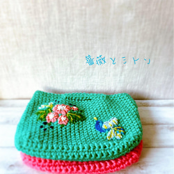 ピンクお花とブルーの小鳥のカラフル刺繡バッグ　シノワズリ・フラワーガーデン手編みニットハンドバッグ　グリーン　クリスマス 17枚目の画像