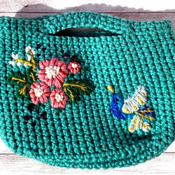 ピンクお花とブルーの小鳥のカラフル刺繡バッグ　シノワズリ・フラワーガーデン手編みニットハンドバッグ　グリーン　クリスマス 12枚目の画像