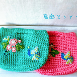 ピンクお花とブルーの小鳥のカラフル刺繡バッグ　シノワズリ・フラワーガーデン手編みニットハンドバッグ　グリーン　クリスマス 16枚目の画像