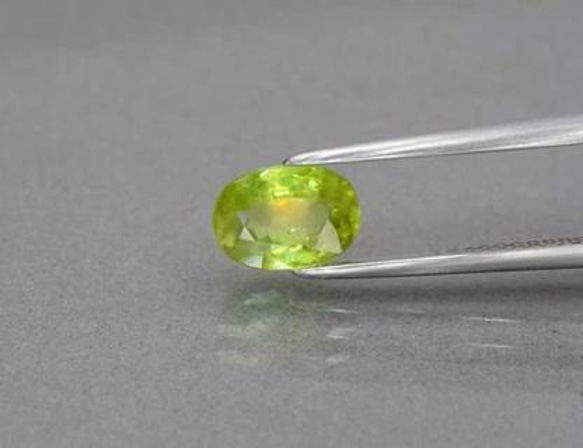 天然石 スフェーン ルース 1.28ct 非加熱 マダガスカル産　 虹が煌めくグリーン・イエローカラー！ 2枚目の画像