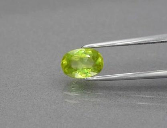 天然石 スフェーン ルース 1.28ct 非加熱 マダガスカル産　 虹が煌めくグリーン・イエローカラー！ 3枚目の画像