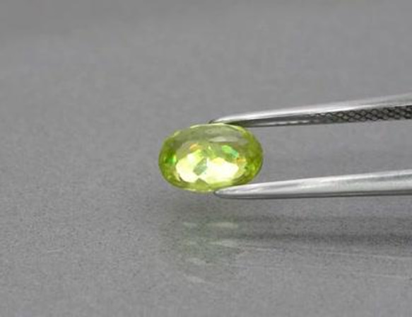 天然石 スフェーン ルース 1.28ct 非加熱 マダガスカル産　 虹が煌めくグリーン・イエローカラー！ 7枚目の画像