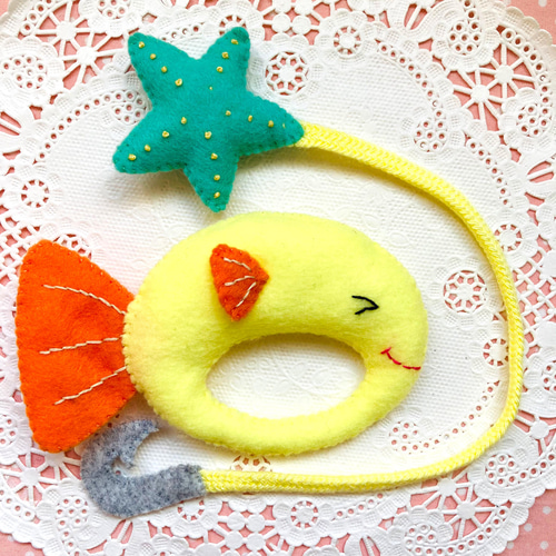 ひも通し 紐通し 知恵玩具 ハンドメイド フェルト おもちゃ