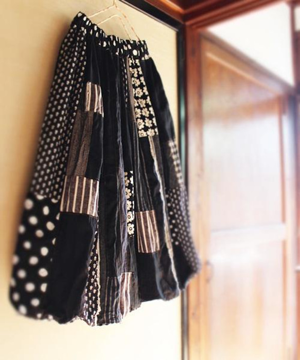 ↓お値下げ中■SAYOCAFE★黒系を集めたAMARIパッチワークバルーンスカート 4枚目の画像