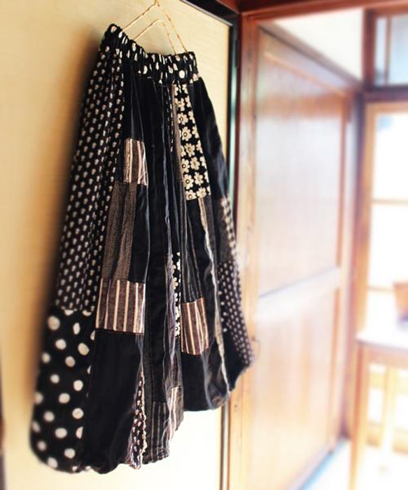 ↓お値下げ中■SAYOCAFE★黒系を集めたAMARIパッチワークバルーンスカート 3枚目の画像