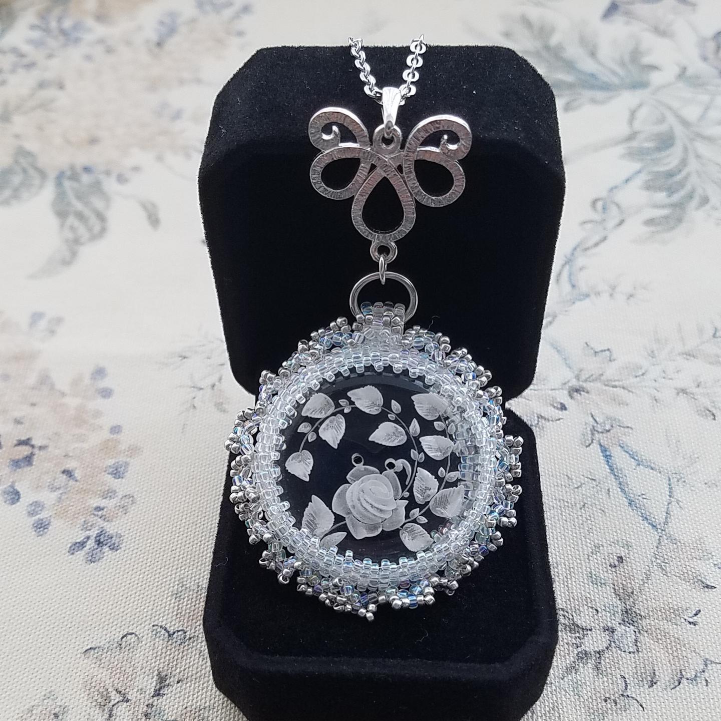 一点物　ヴィンテージ花模様のルーサイトボタンのネックレス①